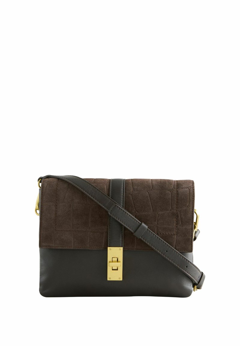 Brun læder og ruskind crossbody taske med et quiltet mønster, guld hardware lås og en aftagelig rem. Glatte og strukturerede overflader.