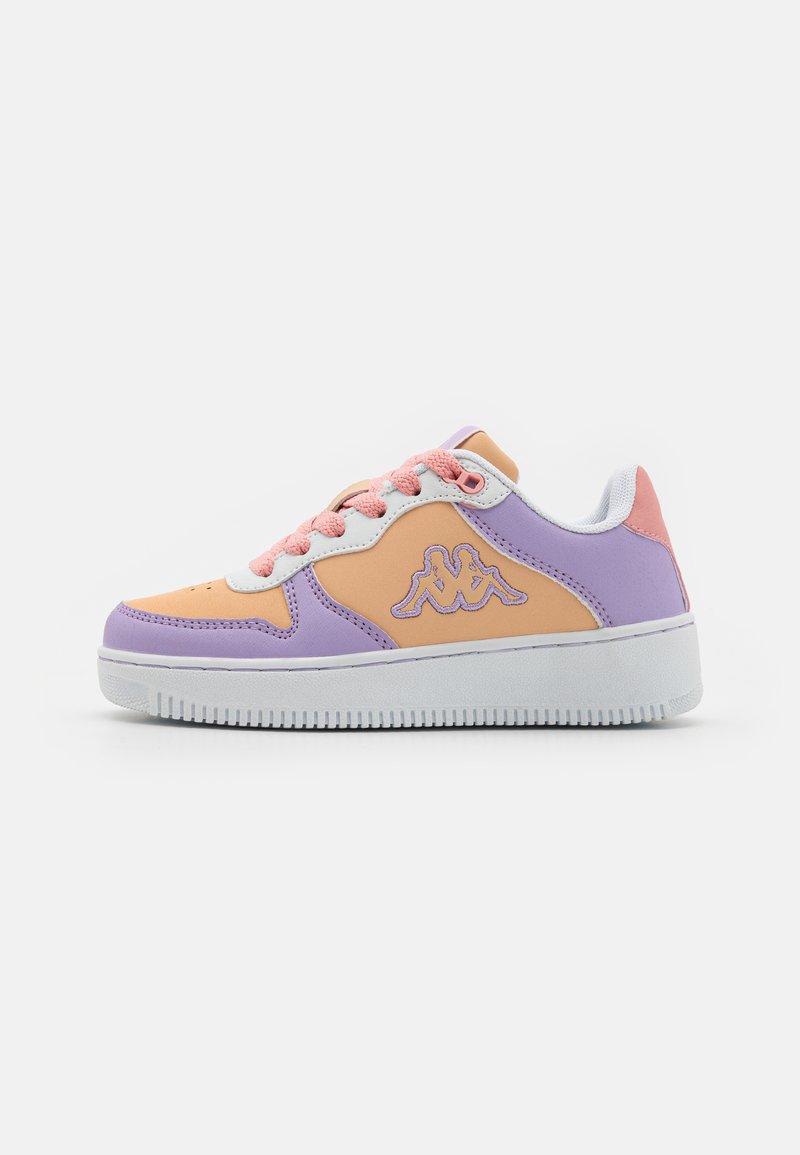 Sporty lave-sko i fersken, lavendel og lyserød, med en hvid sål, tekstureret gummisål og et fremtrædende Kappa-logo på siden.