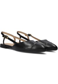 Zwarte leren slingback ballerina's met een spitse neus, voorzien van een metallic gespaccent op de band en een soepele textuur.