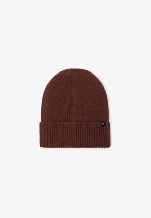 Brązowa dziana czapka beanie z prążkowaną fakturą, z zagiętym brzegiem i małą czarną metką z logo po boku.