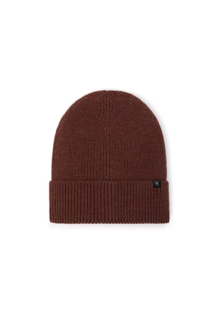 Brązowa dziana czapka beanie z prążkowaną fakturą, z zagiętym brzegiem i małą czarną metką z logo po boku.