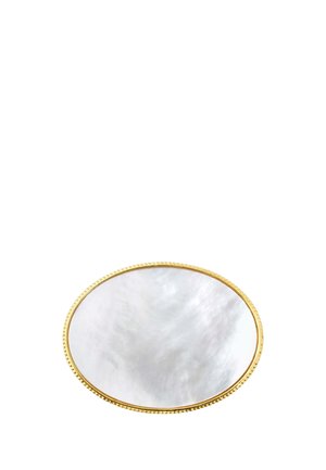 Broche ovale en nacre avec bordure perlée dorée sur fond blanc.