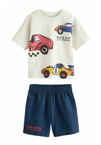Grafisk T-shirt med biler på en lys baggrund, parret med marineblå shorts med et rødt tekstdesign. Lavet af bomuldsmateriale, afslappet pasform.