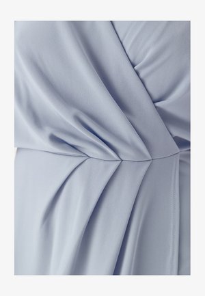 Lichtblauwe jurk van glad, zacht stof met diagonale plooien die voor textuur zorgen. Naaddetails aan de zijkanten verbeteren het ontwerp.