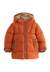 Doudoune orange avec capuche, doublure en polaire, fermeture éclair et poches latérales. Détails gris en accent.