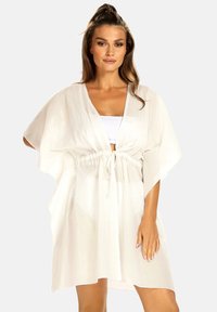 Biały, lekki, kimono w stylu narzutki z przewiązywaniem w talii, krótkimi rękawami i subtelną, lśniącą teksturą. Otwarte z przodu.