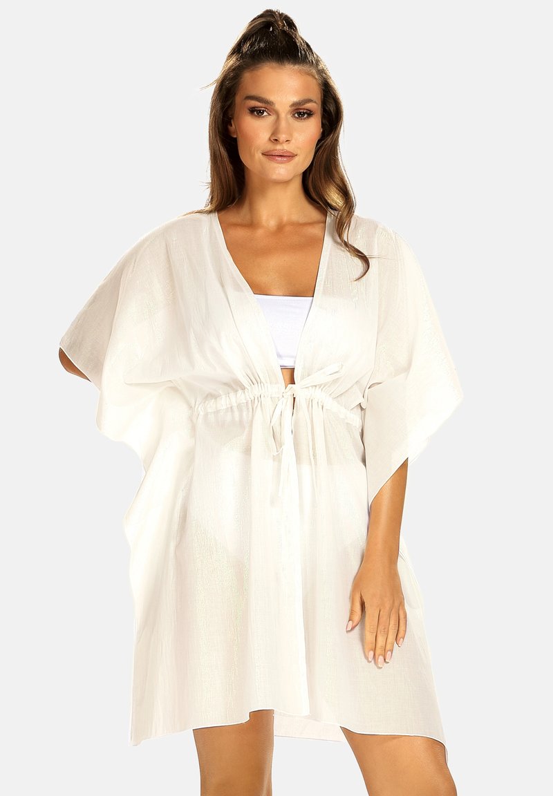 Biały, lekki, kimono w stylu narzutki z przewiązywaniem w talii, krótkimi rękawami i subtelną, lśniącą teksturą. Otwarte z przodu.