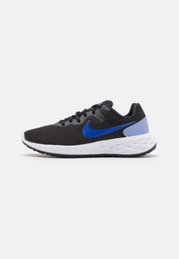 Zapatilla deportiva de malla negra con un swoosh azul de Nike, acentos grises, entresuela blanca y suela exterior de goma negra texturizada.