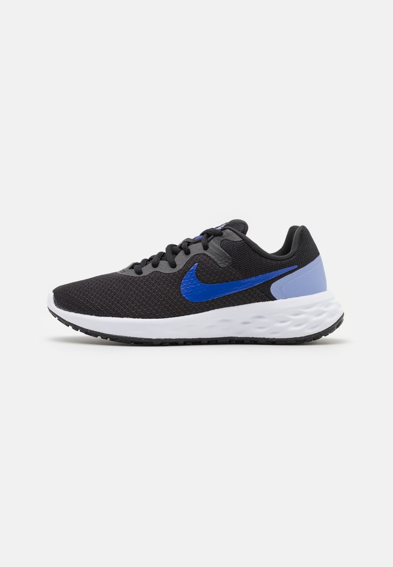 Zapatilla deportiva de malla negra con un swoosh azul de Nike, acentos grises, entresuela blanca y suela exterior de goma negra texturizada.