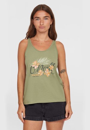 Grön bomullstopp med blommönster som har orangea blommor och palmer, rund halsringning och ärmlös design. Matchad med svarta shorts.