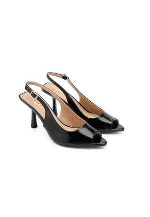 Escarpins à talons slingback en cuir verni noir avec bouts ouverts, brides latérales ajustables et talons fins de hauteur moyenne sur fond blanc.