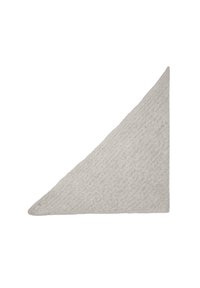 Pièce de tissu triangulaire grise avec une surface texturée, présentant un bord lisse et une pointe légèrement aiguisée, ressemblant à de la feutrine ou à un matériau en laine douce.
