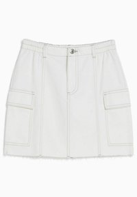 Bílá džínsová sukně s elastickým pasem, dvěma bočními kapsami a třepeným lemem. Obsahuje kontrastní šití a přední zapínání na knoflík.