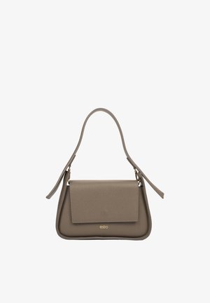 Torba na ramię z taupe'owej skóry z klapą i złotym logo "estro", wyposażona w pojedynczy zakrzywiony pasek i minimalistyczny design.