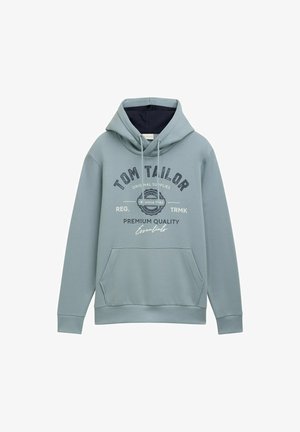 Gaiši zils kapuce, kas izgatavota no mīksta materiāla, ar priekšējo kabatu, regulējamu šņorējamu cepuri un drukātu logo tekstu tumši zilā un baltā krāsā.