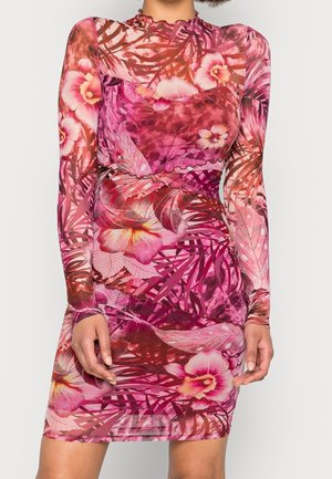 Eng anliegendes Kleid mit langen Ärmeln und rosa sowie roten Blumen- und Blättermustern, mit hohem, gerüschtem Kragen und transparentem Stoffüberzug.