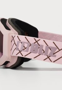 Roze skibril met een hexagonaal frame, donkere schuimrubberen padding en een band met een kruispatroon. Logo in reliëf op de band weergegeven.