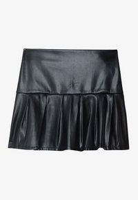 Mini gonna in ecopelle nera con ampia vita e dettagli plissettati lungo l'orlo, distesa su uno sfondo bianco.
