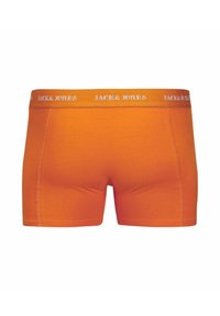 Oranje katoenen boxershorts met een witte elastische tailleband met "JACK & JONES" merknaam. Glad textuur, slimfit ontwerp en lengte tot halverwege de dij.