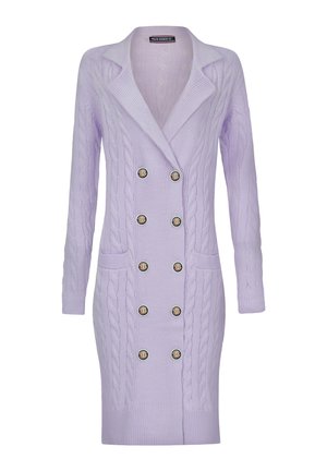 Cardigan lilla lavorato a maglia con design doppiopetto, texture a treccia, due tasche frontali e bottoni decorativi circolari.