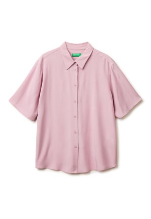 Jasnoróżowa koszula z krótkim rękawem i guzikami, z ostrym kołnierzem, wykonana z gładkiego materiału, ułożona płasko na białym tle.