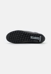Sole di scarpa nera con motivo di trazione testurizzato, con il marchio "COOPER". Materiale in gomma flessibile per aderenza e durata.