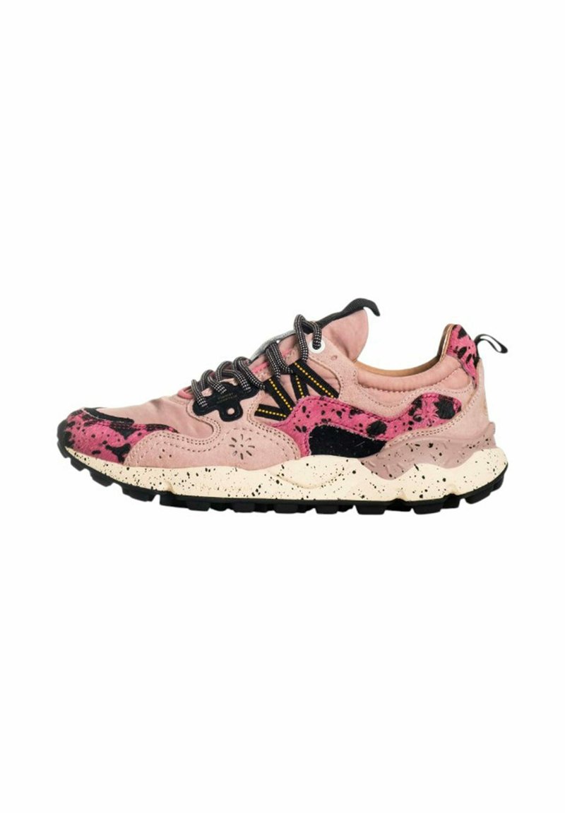Sneaker in suede rosa con dettagli maculati neri e rosa, suola testurizzata, design a più strati e lacci neri.