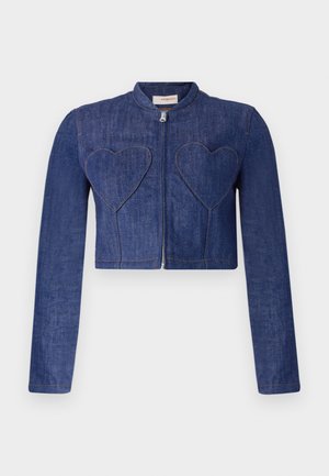 Dunkelblaue, kurz geschnittene Jeansjacke mit langen Ärmeln, Reißverschluss und herzförmigen Aufnähern auf der Vorderseite. Mit sichtbaren Nähten.
