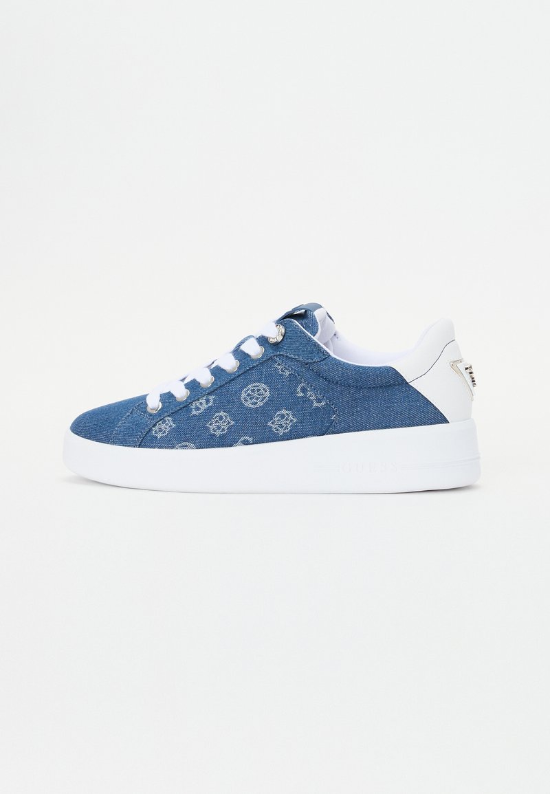 Sneakers in denim con suola bianca; presentano un motivo con logo e lacci bianchi. Tessuto blu testurizzato con un dettaglio del tallone liscio e a contrasto.