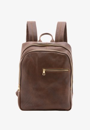 Zaino in pelle marrone con due spallacci imbottiti, manico superiore, tasca frontale con cerniera e scomparto principale con zip dorate.