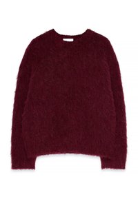 Burgundy neulepaita pehmeässä tekstuurissa, pyöreä pääntie ja löysä istuvuus pitkillä hihoilla, ilman näkyviä kuvioita tai koristeita.
