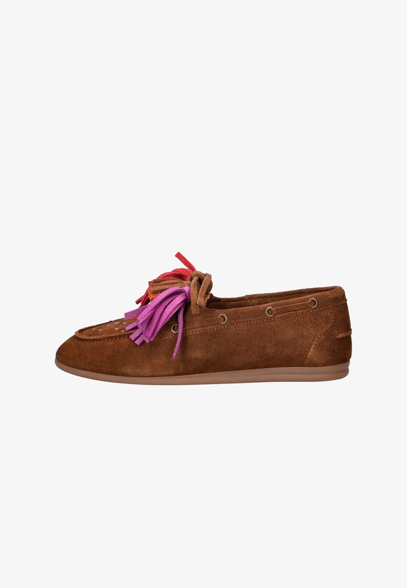 Bruine suède moccasinschoen met kleurrijke leren franjes in roze, rood en paars, voorzien van veters en een flexibele rubberen zool.