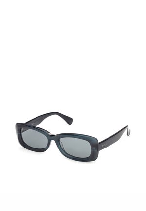 Prostokątne czarne okulary przeciwsłoneczne z ciemnymi przyciemnianymi szkłami i grubymi zausznikami z subtelnym logo marki po bokach.