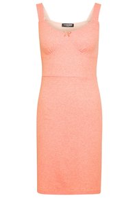 Różowa dopasowana sukienka z szerokimi ramiączkami, w fakturowanym materiale, z akcentem w postaci kokardy na dekolcie oraz długością do kolan. Klasyczna i prosta sylwetka.
