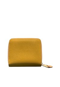 Portafoglio giallo con texture, di forma rettangolare, dotato di chiusura a zip e di una piccola etichetta in pelle con dettagli del marchio.
