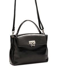Čierna kožená kabelka so štruktúrovaným dizajnom, hornou rúčkou, odnímateľným ramenným popruhom a striebornými kovovými detailmi s výrazným uzáverom.