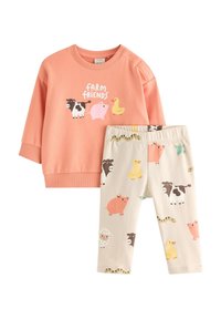 Φούτερ σε ροδακινί χρώμα με το γράφημα «Farm Friends» και κρεμ παντελόνι διακοσμημένο με σχέδια ζώων σε αποχρώσεις του ροζ, καφέ και κίτρινου.