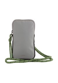 Sac crossbody synthétique gris avec une finition texturée, des accents noirs et une bandoulière à motif vert. Présente une fermeture zippée et un logo en bas.