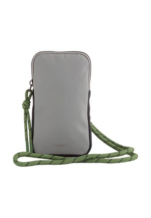 Sac crossbody synthétique gris avec une finition texturée, des accents noirs et une bandoulière à motif vert. Présente une fermeture zippée et un logo en bas.