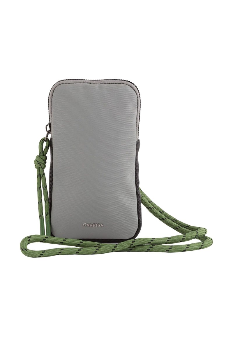 Sac crossbody synthétique gris avec une finition texturée, des accents noirs et une bandoulière à motif vert. Présente une fermeture zippée et un logo en bas.