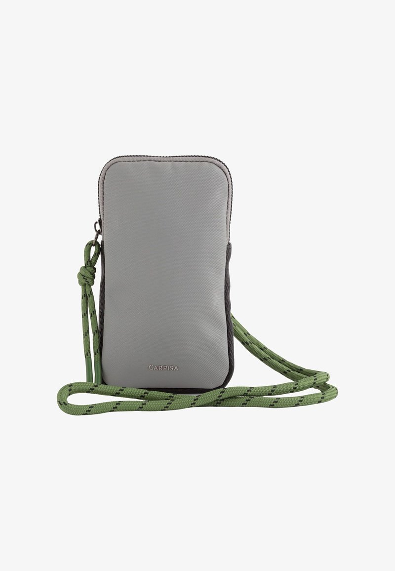 Graue synthetische Umhängetasche mit strukturierter Oberfläche, schwarzen Akzenten und einem grün gemusterten Riemen. Verfügt über einen Reißverschluss und ein Logo an der Unterseite.
