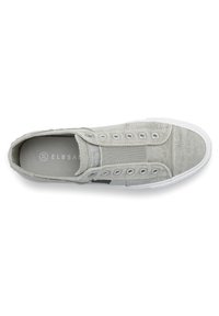 Helle graue Segeltuch-Sneaker mit runder Zehenpartie, strukturiertem Stoff, weißer Gummisohle, sechs Ösen und Logo auf der Innensohle.