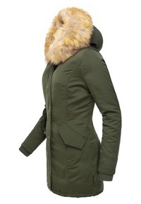 Manteau d'hiver vert avec une grande capuche bordée de fausse fourrure beige, poches à rabat à l'avant et poignets côtelés aux manches.