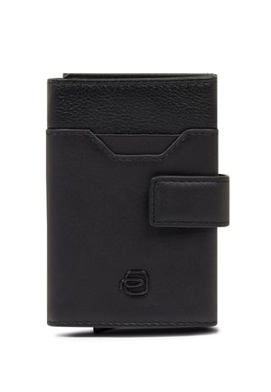 Portefeuille en cuir noir avec une section supérieure texturée, une fente pour carte à l'avant, et un rabat à bouton-pression, montrant le logo de la marque embossé en bas à l'avant.