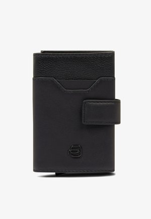 Portafoglio in pelle nera con sezione superiore testurizzata, fessura frontale per carte e patta con chiusura a scatto, con logo del marchio impresso sul fondo anteriore.