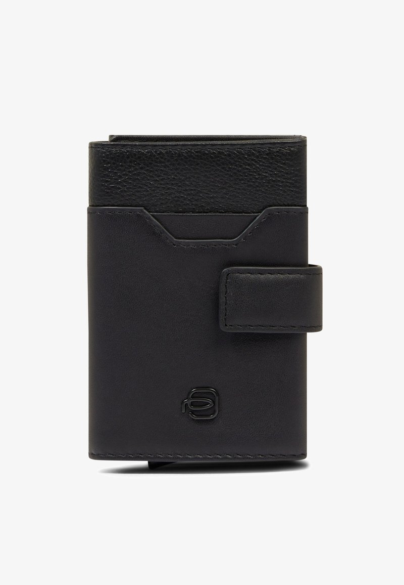Zwarte leren portemonnee met een bovenkant met structuur, een voorvak voor kaarten en een drukknopsluiting, met een geperst merklogo onderaan aan de voorkant.