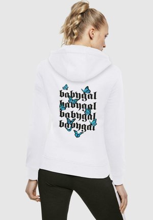 Vit hoodie med en framficka i kängurustil, stor svart text som säger "babygal" och blå fjärilsillustrationer på baksidan.