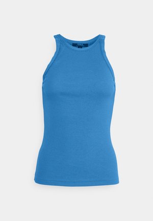 Débardeur bleu côtelé sans manches avec col montant et silhouette ajustée sur fond blanc.