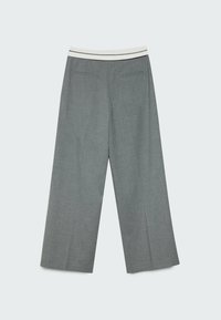 Pantalon gris à jambes larges avec une ceinture élastique blanche comprenant deux poches passepoilées à l’arrière, présenté à plat sur un fond clair.