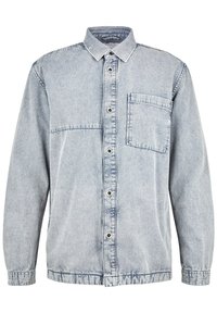 Camicia in denim azzurro chiaro con maniche lunghe, chiusura a bottoni, colletto a punta e una tasca sul petto. Presenta dettagli di cucitura e una vestibilità comoda.